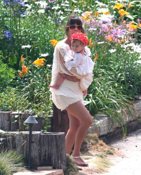 Αποκλειστικό: Η Κόρτνεϊ Καρντάσιαν θηλάζει την κόρη της στην παραλία | imommy.gr