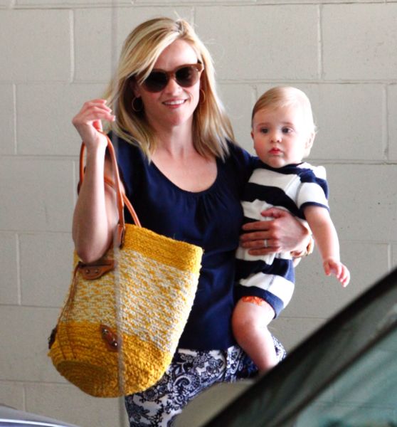 Χόλιγουντ: H Ρις Γουίδερσπουν αγκαλιά με τον μικρό Τενεσί | imommy.gr