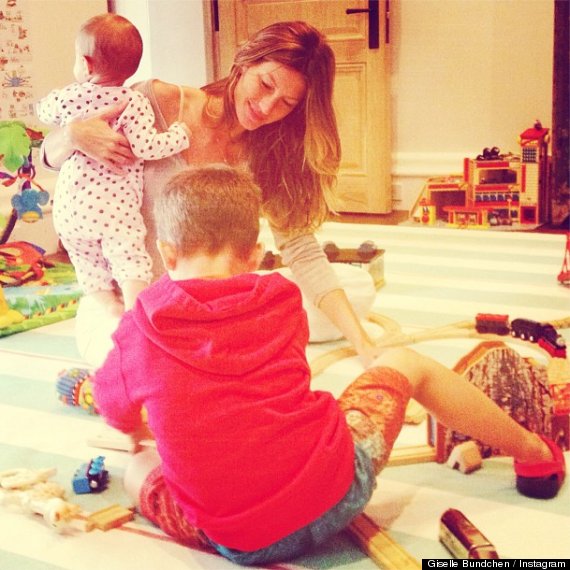 Η Ζιζέλ παίζει με τα τρενάκια του γιου της | imommy.gr