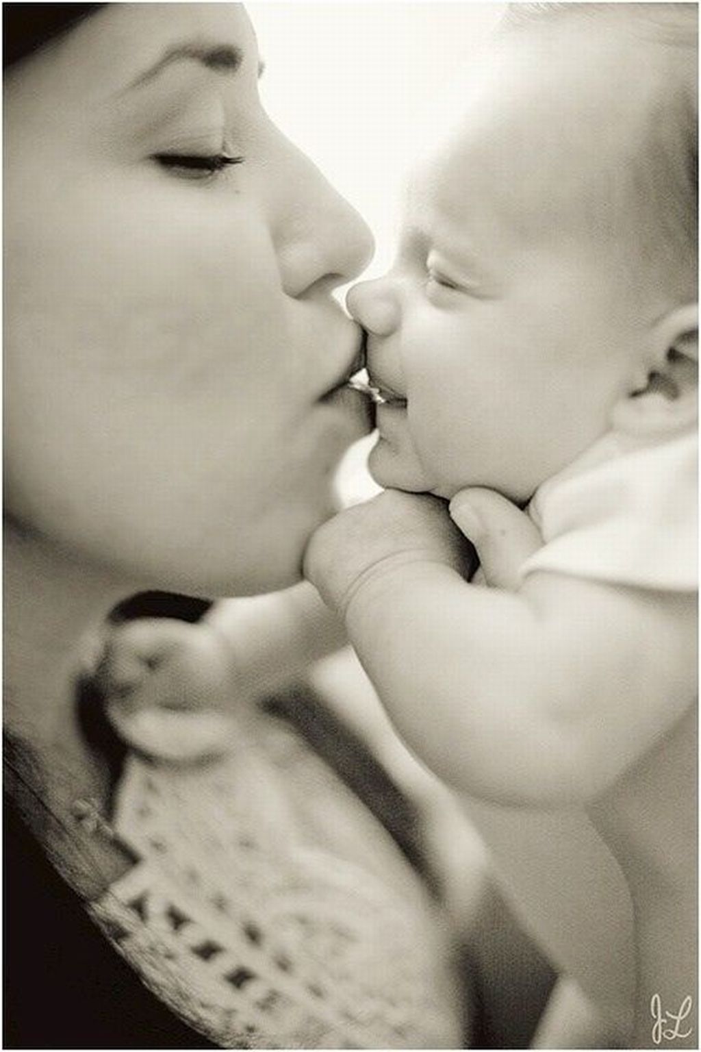 Мама поцелую морщинки. Поцелуй матери. Ребенок целует. Мама целует младенца. Детский поцелуй.