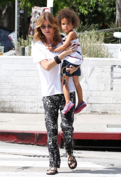 Η Έλεν Πομπέο αγκαλιά με την κόρη της | imommy.gr