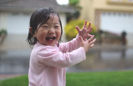 Υπέροχο βίντεο: Κοριτσάκι βλέπει για φορά στην βροχή! | imommy.gr