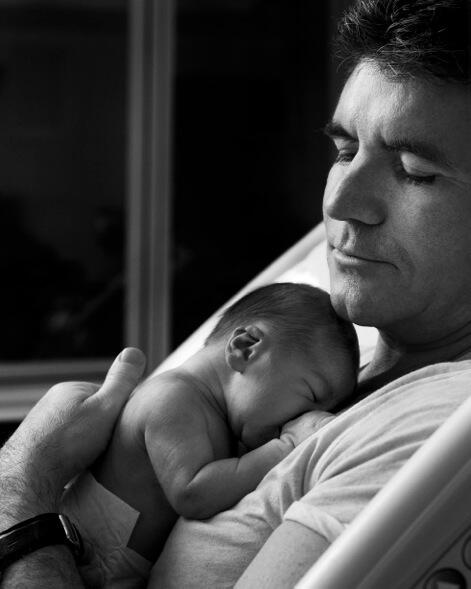 O Σάιμον Κόουελ μάς συστήνει το νεογέννητο γιο του! | imommy.gr