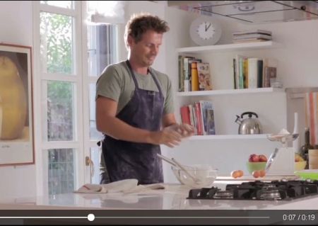 Βίντεο: Τι συμβαίνει όταν ο μπαμπάς αποφασίζει να μαγειρέψει; | imommy.gr