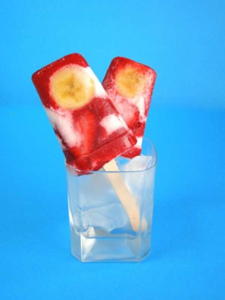 DIY: Ξυλάκια παγωτού φράουλα – μπανάνα | imommy.gr