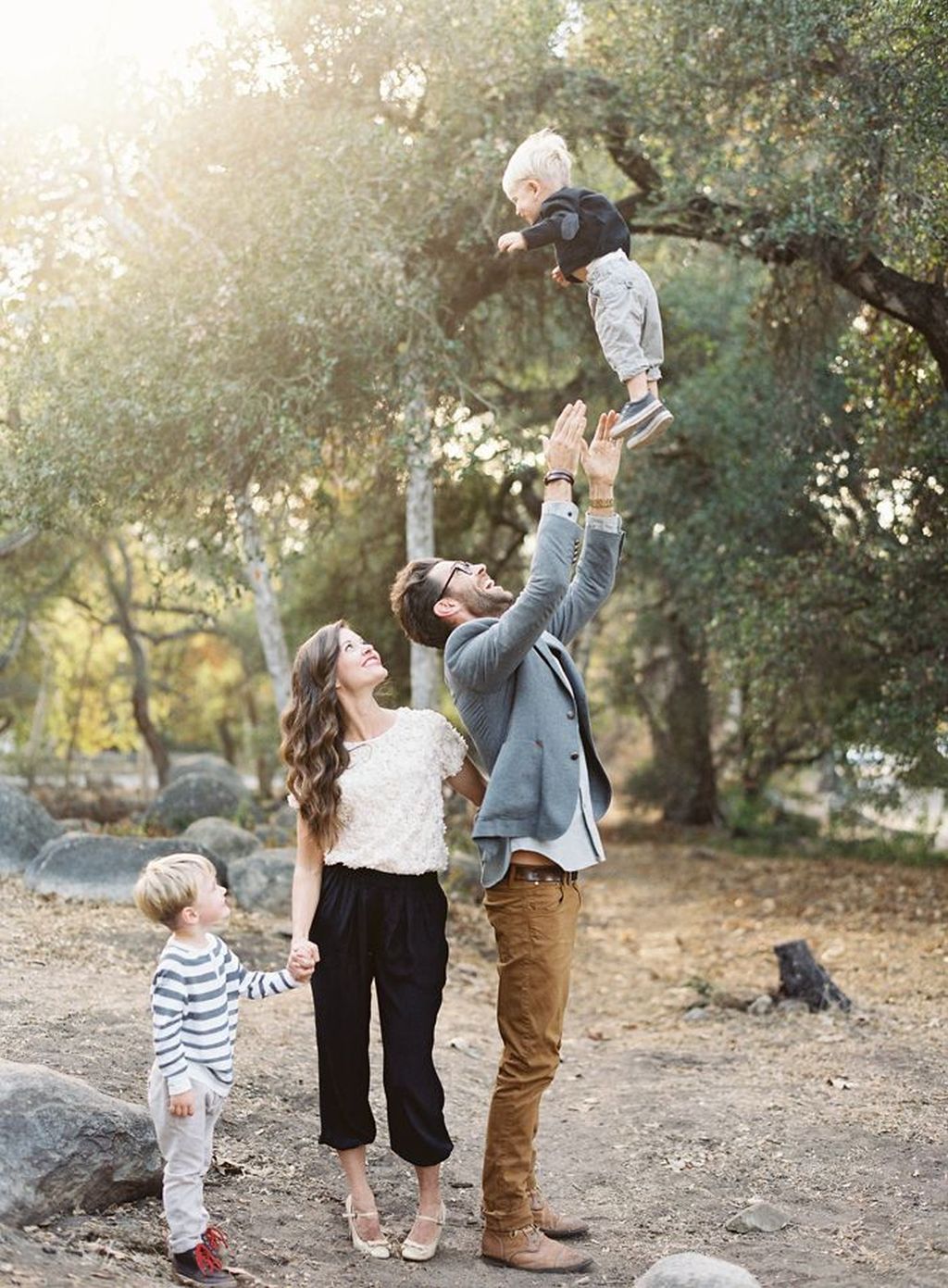 Папа мама доча сына. Семейная фотосессия. Счастливые пары с детьми. Фотосессия с двумя детьми. Красивая семья.