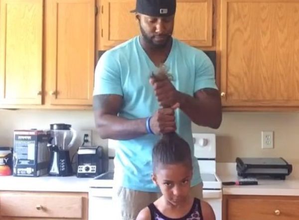 Βίντεο: Πως χτενίζει ένας μπαμπάς την κόρη του; | imommy.gr