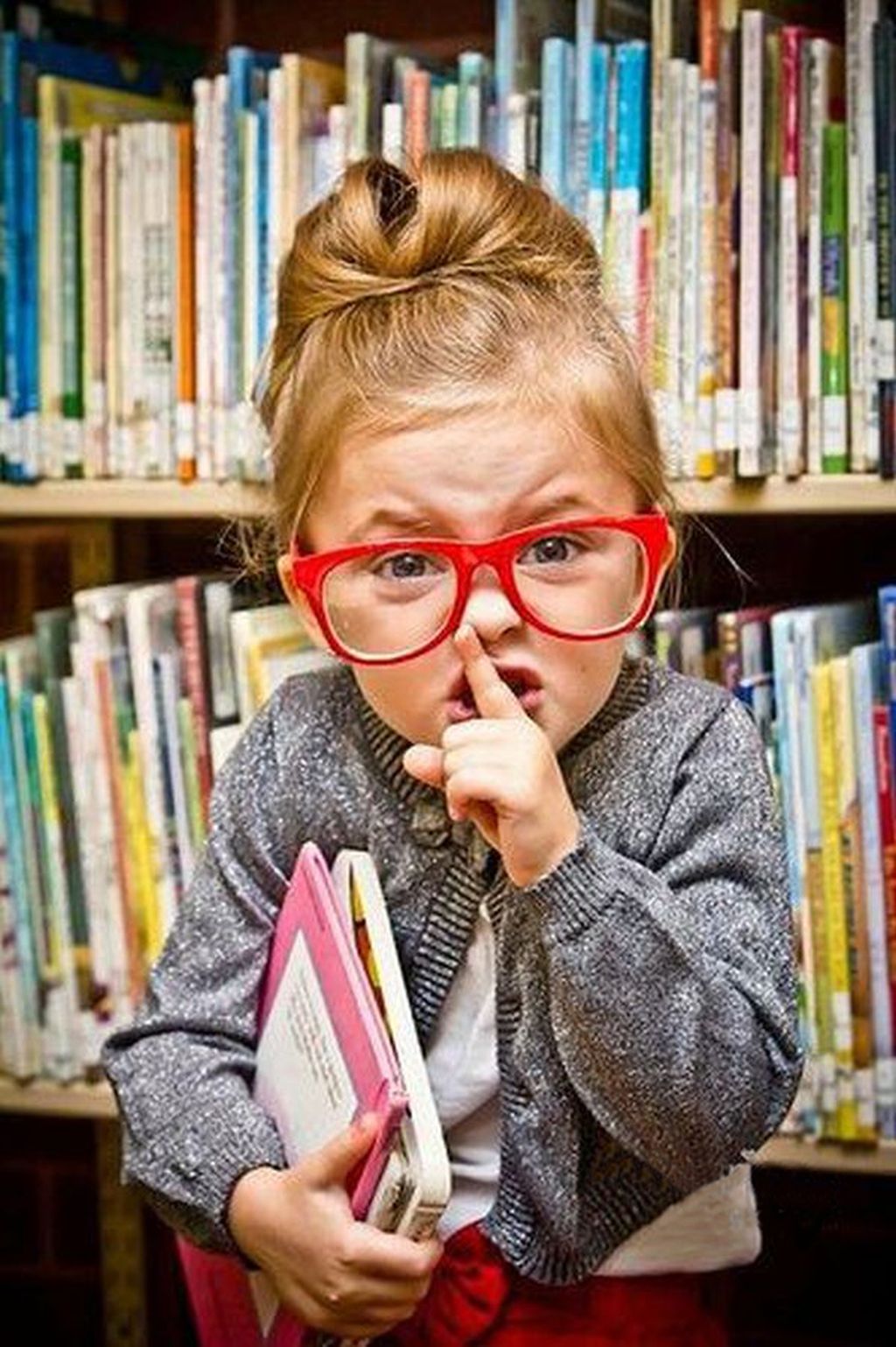 Читающие классы в библиотеке. Умная девушка. Умная девочка в очках. Умная девушка в очках. Дети в библиотеке.