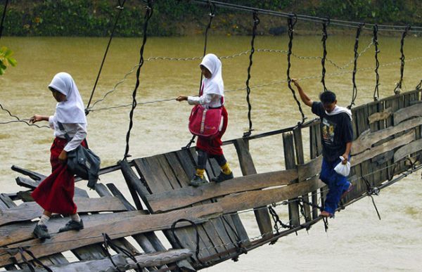 Συγκλονιστικές εικόνες: Η διαδρομή για το σχολείο δεν είναι εύκολη για όλα τα παιδιά | imommy.gr