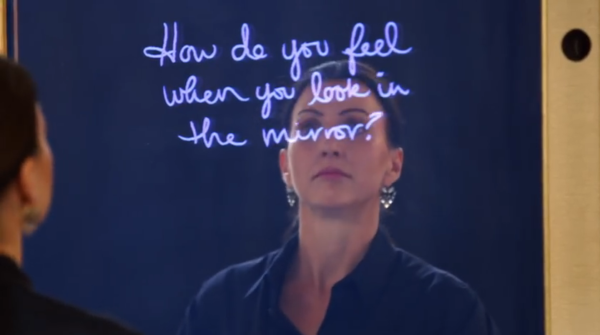 Βίντεο: Πώς νιώθεις όταν κοιτάζεσαι στον καθρέφτη; | imommy.gr