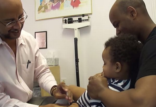 Βίντεο: Αυτός ο γιατρός έχει τον δικό του τρόπο να κάνει εμβόλια | imommy.gr