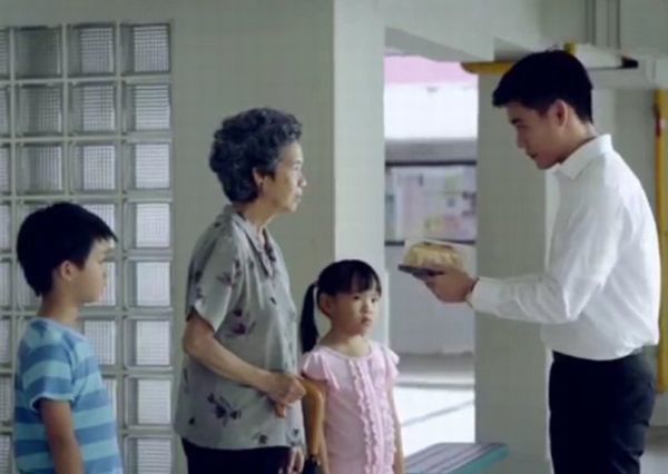 Βίντεο:  Ανθρώπινη αλυσίδα αλληλεγγύης | imommy.gr