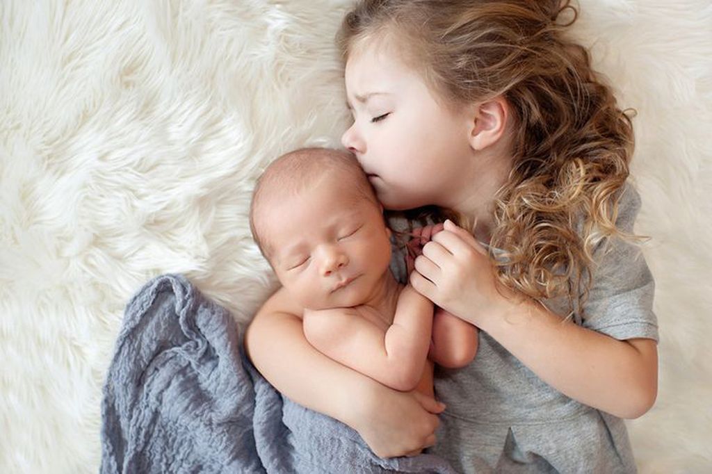 Сестру нежно видео. Фотосессия младенцев. Нежный ребенок. Фотосессия с новорожденным. Сестра с малышом.