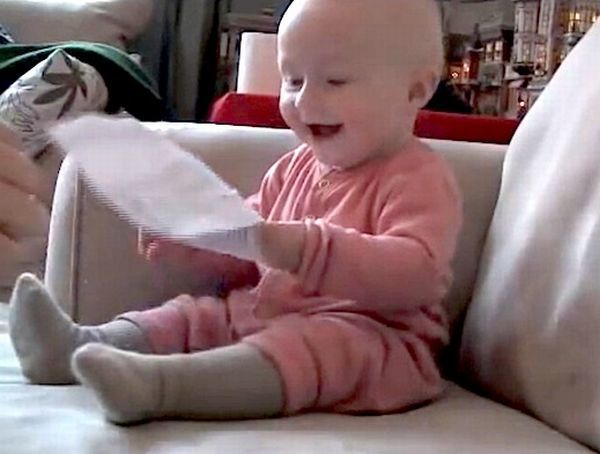 Βίντεο: Μωρό που ξεκαρδίζεται όταν σκίζει χαρτί | imommy.gr