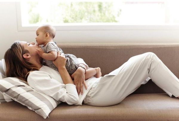 Ο ύπνος με το μωρό στον καναπέ, ευθύνεται για το σύνδρομο αιφνίδιου θανάτου | imommy.gr