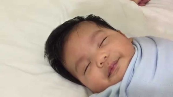 Βίντεο: Πώς να κοιμίσεις το μωρό σου σε λιγότερο από 1 λεπτό! | imommy.gr
