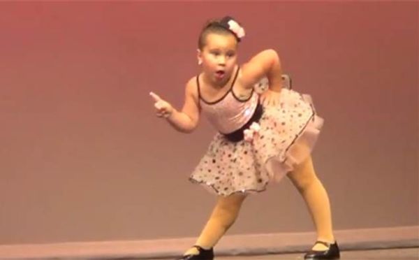 Βίντεο: Η πιτσιρίκα που κλέβει την παράσταση χορεύοντας  το «Respect»  της Aretha Franklin | imommy.gr