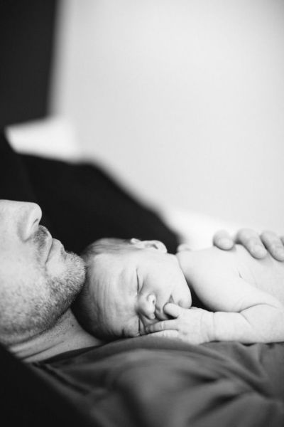 Τι γίνεται όταν ένας μπαμπάς κοιμάται «κοντά» στο μωρό του; | imommy.gr