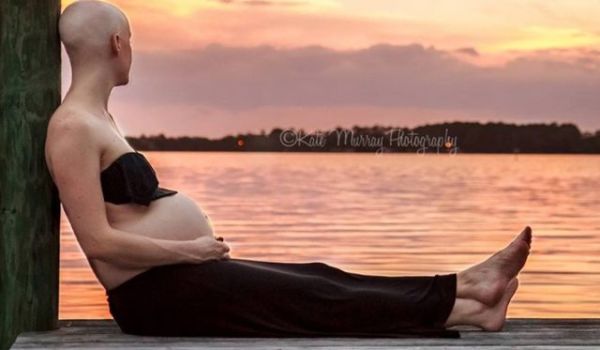Η φωτογραφία που συγκίνησε χιλιάδες ανθρώπους στο διαδίκτυο: γυναίκα με μαστεκτομή να θηλάζει το μωρό της | imommy.gr