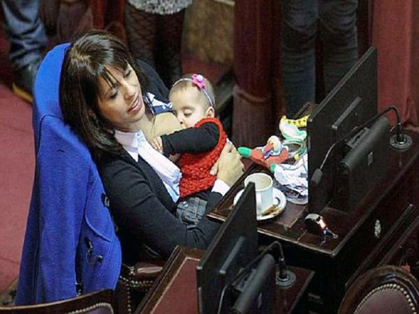 Βουλευτής από την Αργεντινή θηλάζει το μωρό της μέσα στο κοινοβούλιο | imommy.gr
