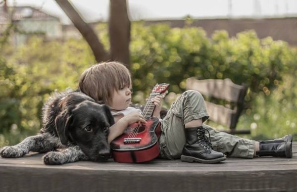 Φωτογραφίες: Ο ισχυρός δεσμός ενός μικρού αγοριού με τους σκύλους του | imommy.gr