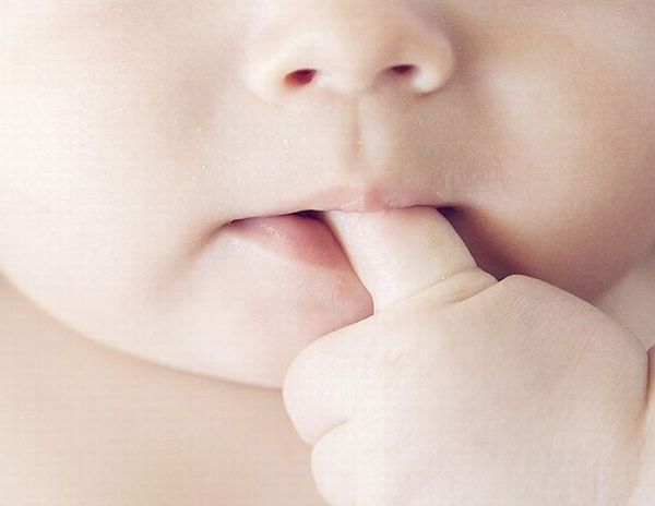Είναι κακό το πιπίλισμα του δάχτυλου για το μωρό; | imommy.gr