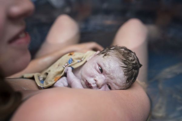 Υπέροχες φωτογραφίες νεογέννητων την ώρα του τοκετού | imommy.gr