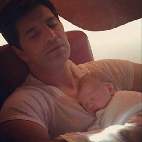 O Σάκης Ρουβάς αγκαλιά με το νεογέννητο γιό του! | imommy.gr