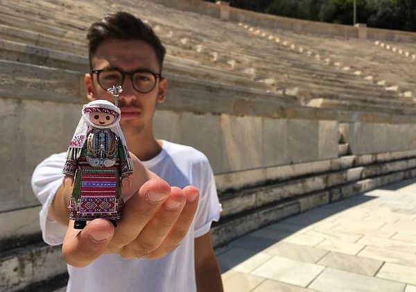 19χρονος ντύνει Playmobil με παραδοσιακές φορεσιές (εικόνες) | imommy.gr