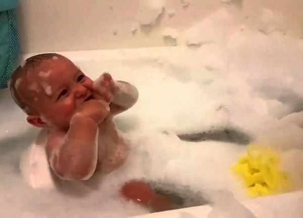 Βίντεο: Μωρό που ξεκαρδίζεται με τις σαπουνόφουσκες | imommy.gr
