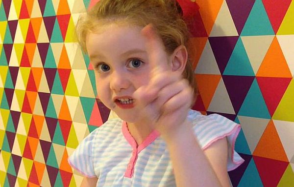 Βίντεο: Η 5χρονη Brooke είναι πολύ θυμωμένη με την Τερέζα Μέι και της το δείχνει | imommy.gr