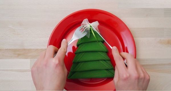 Βίντεο: Διπλώστε την πετσέτα φαγητού σε σχήμα χριστουγεννιάτικου δέντρου | imommy.gr