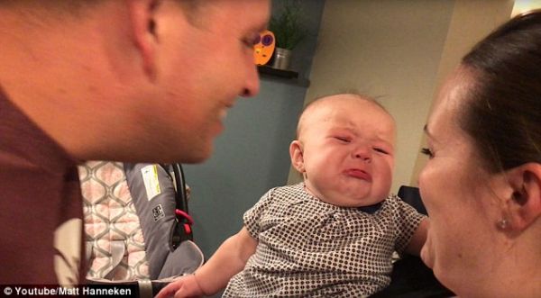 Βίντεο: Αυτό είναι το πιο ζηλιάρικο μωρό που έχετε δει! Κλαίει κάθε φορά που οι γονείς του φιλιούνται.. | imommy.gr
