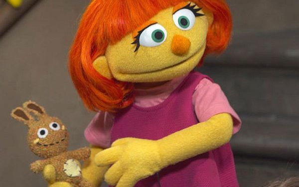 Καλωσορίστε την Τζούλια, την πρώτη μαριονέτα με αυτισμό από την Sesame Street | imommy.gr