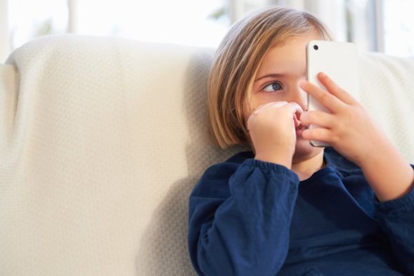 Νέα έρευνα προειδοποιεί: επικίνδυνο (τελικά) το κινητό για τα παιδιά μας! | imommy.gr