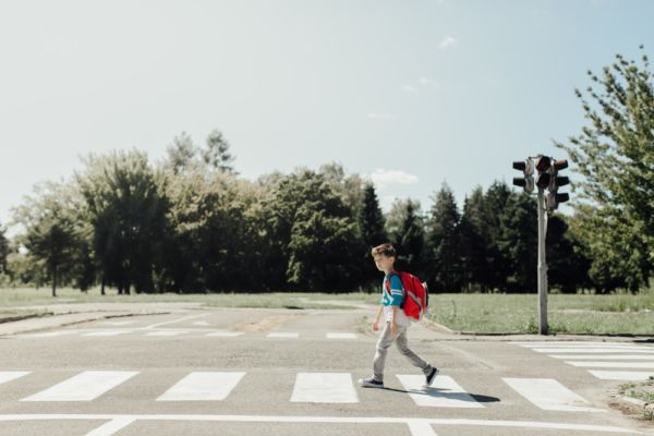 Πότε τα παιδιά μπορούν να διασχίζουν τον δρόμο μόνα τους; | imommy.gr