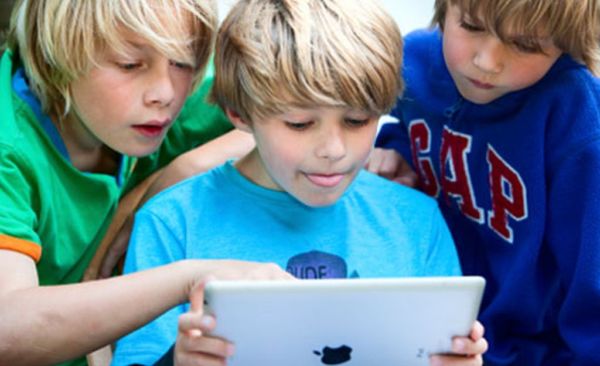 Έρευνα: Τα παιδιά με κινητό ή tablet κολλάνε πιο εύκολα ψείρες | imommy.gr