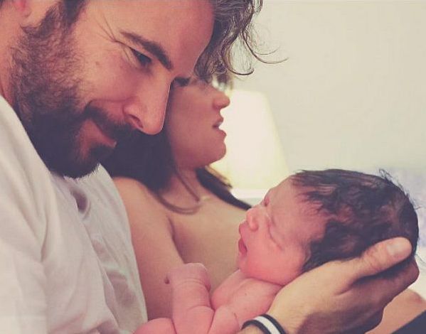 Φωτογραφίες: Μπαμπάδες βλέπουν μια πρώτη φορά το νεογέννητο μωρό τους | imommy.gr