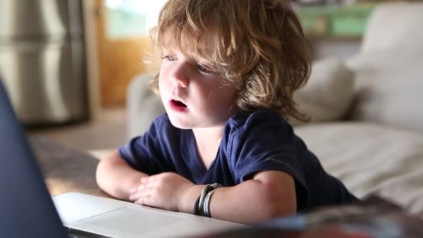 Τα πιο φτωχά παιδιά, σπαταλούν περισσότερο χρόνο στον υπολογιστή | imommy.gr