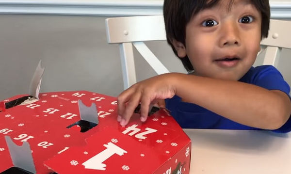 Ο 6χρονος που κερδίζει εκατομμύρια παίζοντας απλά με τα παιχνίδια του! | imommy.gr