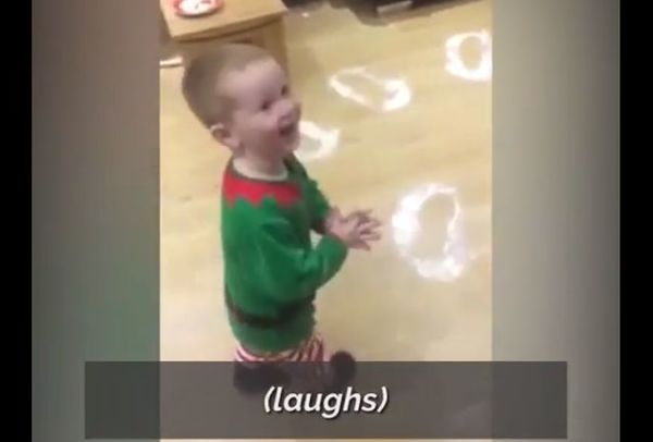 Η απίστευτη αντίδραση ενός πιτσιρικά όταν βλέπει τα δώρα του Αϊ Βασίλη | imommy.gr