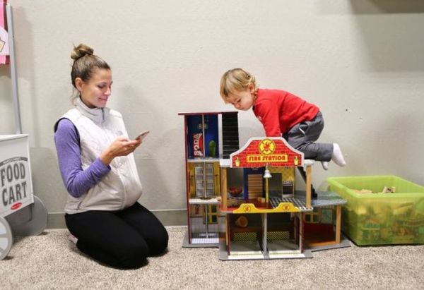 Γιατί πρέπει να περιορίσουμε τη χρήση των smartphones όταν περνάμε χρόνο με τα παιδιά μας | imommy.gr