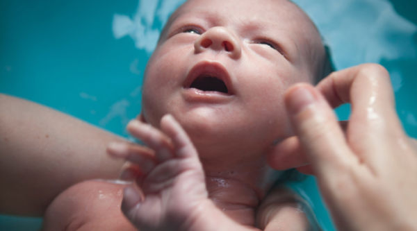 Βίντεο: Πώς μας βλέπει το νεογέννητο μωρό μας; | imommy.gr