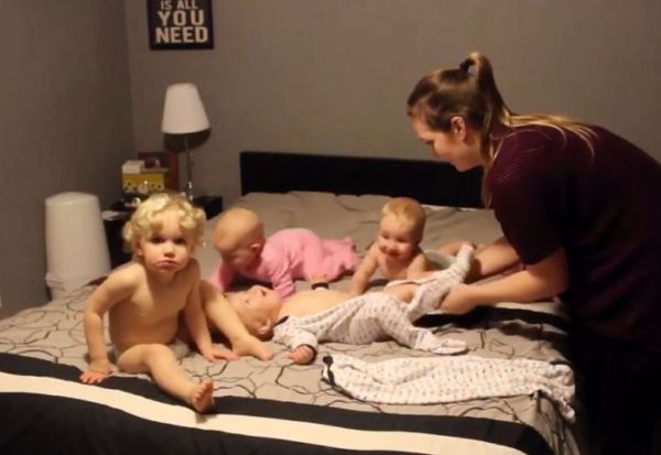 Βίντεο: Πως ντύνεις τρίδυμα και ένα 2χρονο ταυτόχρονα; | imommy.gr
