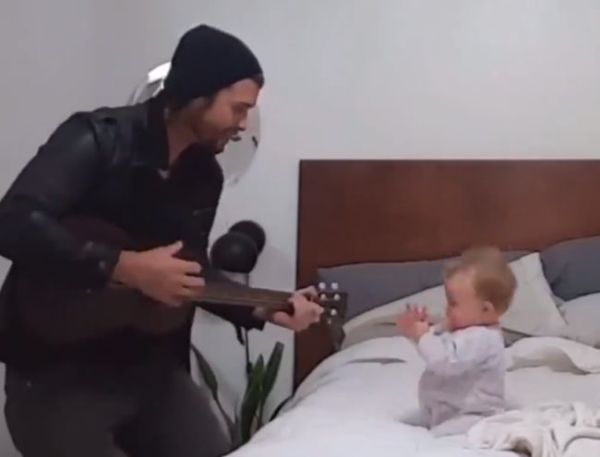 Βίντεο: Αυτός ο μπαμπάς έχει τον δικό του τρόπο να ξυπνάει το μωρό του | imommy.gr