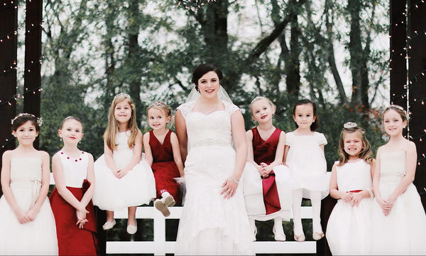Αυτή η νύφη είχε για παρανυφάκια τα 15 παιδάκια που πρόσεχε ως baby sitter | imommy.gr