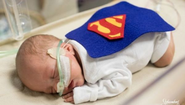 Νοσηλευτές ντύνουν σε σούπερ ήρωες τα πρόωρα μωράκια | imommy.gr