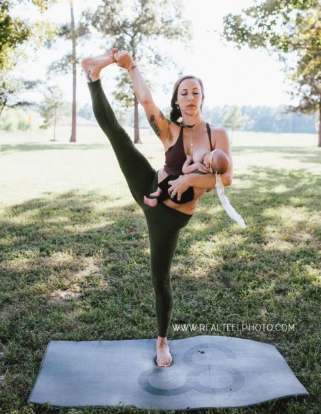 Βίντεο: Μαμά κάνει γιόγκα θηλάζοντας το μωρό της | imommy.gr