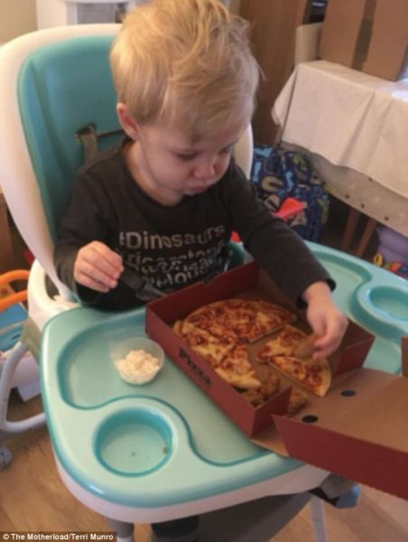 Μαμά βρήκε έναν έξυπνο τρόπο να τρώει ο γιος της υγιεινά! Και έγινε viral στο Facebook | imommy.gr