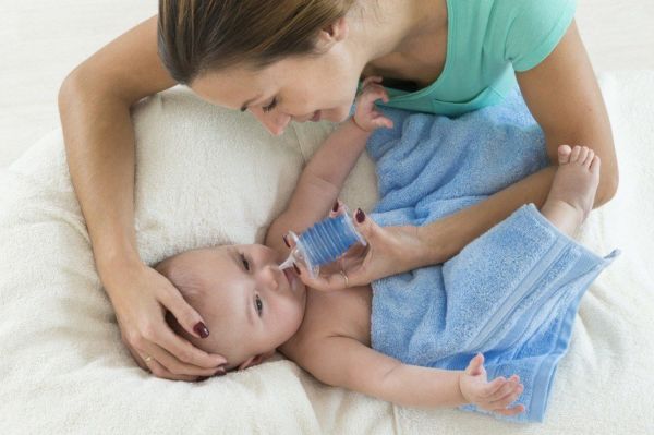 Φυσιολογικός ορός: Πώς να τον χρησιμοποιήσουμε για να μην κλάψει το μωρό μας | imommy.gr